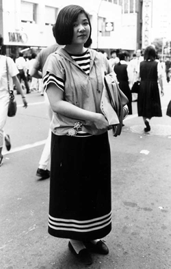 int048_j04 歳 女性 学生