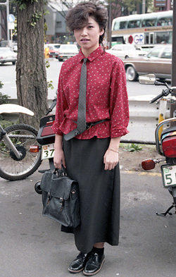 int051_h02 19歳 女性 セールスレディ