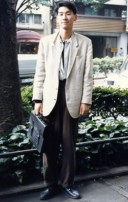 int071_h04 25歳 男性 パッケージデザイナー