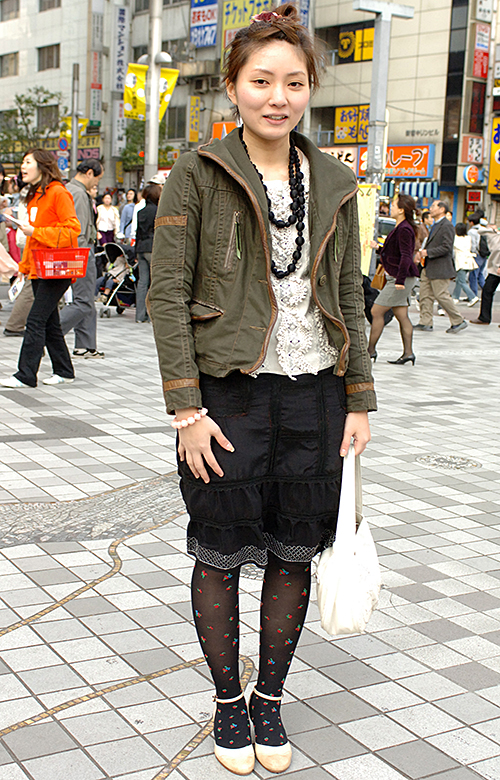 01958 21歳 女性 フリーター（おもちゃ販売）