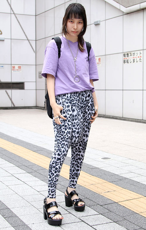 07326 18歳 女性 大学生（服装学部）