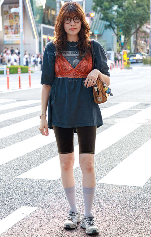 09700 31歳 女性 会社員（動画ディレクター）