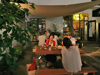 ストリートファッション,ストリートスナップ,ファッションスナップ,across,アクロス,新宿,バー,BAR FILL UP,ガソリンスタンド,リノベーション,再開発,ダブリューズカンパニー,飲食