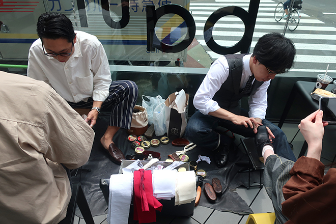 “スタア靴磨き職人”による「路上靴磨き」イベント＠大塚