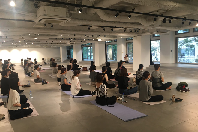 ヨガ,emmi,エミ,マッシュ,マッシュホールディングス,マッシュスポーツラボ,ヨガウェア,フィットネス,瞑想,マインドフルネス,池田莉子,ウェルネスデザイン,ウェルネスウェンズデー,スポーツブランド,スポーツウェア,インストラクター,ヨガインストラクター,スニーカー,スポーツミックス,国際ヨガの日,ビューティー,ヘルス,健康,ヘルスケア,デトックス,アロマ,アロマヨガ,エッフェオーガニック,福利厚生,朝ヨガ,ライフスタイル,美容,コスメキッチン