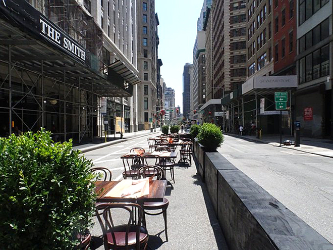 across,parco,fashion, コロナ,covid,covid19,NYC,フェーズ2,ニューヨーク,飲食店,タクティカルアーバニズム,プログラム,オープンレストランツ,ジョージフロイド,BLM,ロックダウン,PAUSE,オープンストリーツ,自転車,ダウンタウン, SOHO,アメリカ,カフェ,椅子,テーブル,道路,路上,街,シティ,パンデミック