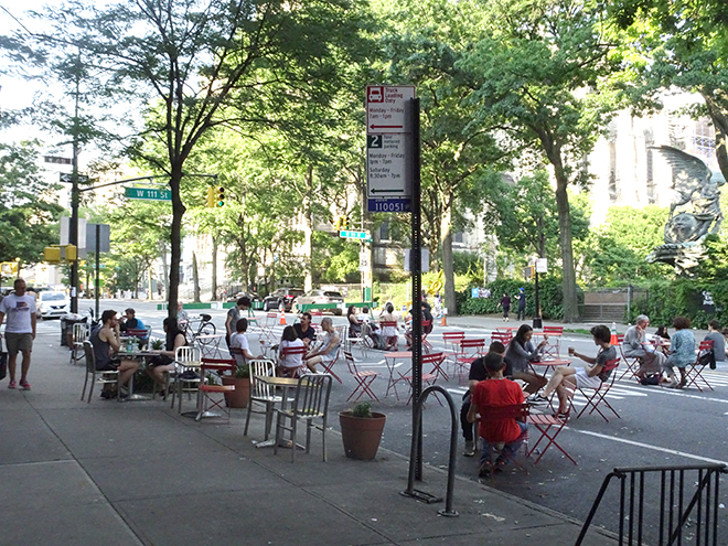 across,parco,fashion, コロナ,covid,covid19,NYC,フェーズ2,ニューヨーク,飲食店,タクティカルアーバニズム,プログラム,オープンレストランツ,ジョージフロイド,BLM,ロックダウン,PAUSE,オープンストリーツ,自転車,ダウンタウン, SOHO,アメリカ,カフェ,椅子,テーブル,道路,路上,街,シティ,パンデミック