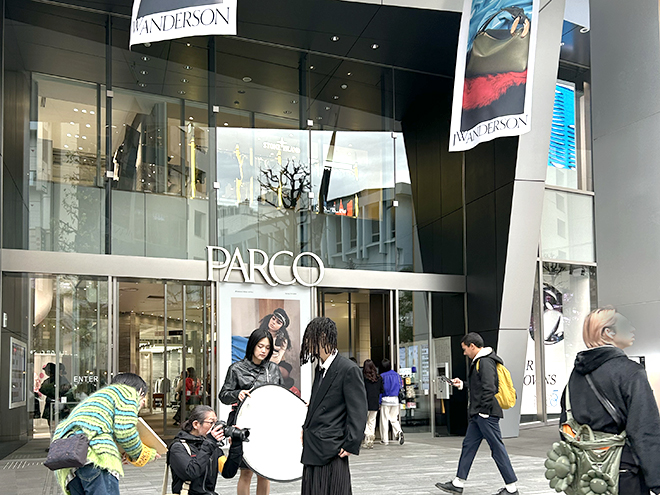 定点観測,ストリートファッション,ストリートスナップ,ファッションスナップ,across,アクロス,streetsnap,東京,tokyo,渋谷,shibuya,新宿,shinjuku,原宿,harajuku,fashion,snap,street,street,style,street style,マキシ丈スカート,ジーンズ,70年代,ストリート,定番,ノームコア,インタビュー,スタンダード,ベーシック,シンプル,白トップス,デザイントップス,白,ベーシック,ノームコア,ウエアラブル,未来,予兆,トレンド,アクセサリー感覚,靴,インタビュー,ウエストポーチ,ロングスカート,フォトプリント,Tシャツ,フォトT,肌見せ,ヘソ出し,背中出し,,母娘,ミニスカート,色落ちデニム,ブルーデニム,ジーンズ,チェック柄,ヴィンテージ,白Ｔシャツ,ニューノーマル,カラーパンツ,ニュースタンダード,コロナ,COVID19,カラーパンツ,モノトーン,シャツ男子,超定番,トップスイン,サマードレス,ハイウエスト,きちんと感,プリントTシャツ,エコバッグ,ノースリーブ,カルチャー消費,90s,ストリートカルチャー