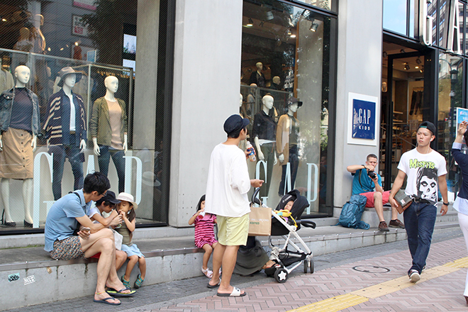 定点観測,ストリートファッション,ストリートスナップ,ファッションスナップ,across,アクロス,streetsnap,東京,tokyo,渋谷,shibuya,新宿,shinjuku,原宿,harajuku,fashion,snap,street,street,style,street style,ゆるパンツ,ワイドパンツ,ゆったり,スカンツ,マキシスカート,ロングスカート,スニーカー,ゴム底,運動靴,Ｇジャン,デニム,ジャケット,ブルゾン,ライダース,レザー,フェイクレザー,お揃い,ペアルック,コンサバ,ギャル,ストーンウォッシュ,ガウチョパンツ,太パンツ,バギー,ボリューム,ボトムス,ガウン,ローブ,チェスターコート,ショップコート,軽快,アクティブ,マキシ丈スカート,ジーンズ,70年代,ストリート,定番,ノームコア,インタビュー,ドロップショルダー,スタンダード,ベーシック,シンプル,白トップス,デザイントップス,白,ベーシック,ノームコア,ほんとうの若者,太パンツ,バギー,ワイドパンツ,母娘,渋谷パルコ,閉店,青春,渋谷,パルコ,43年,カルチャー,大人,２世代,３世代